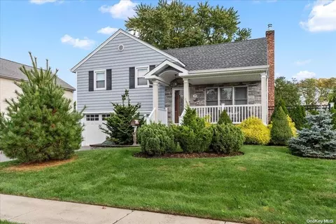 19 Spencer Dr, Bethpage, NY 11714
