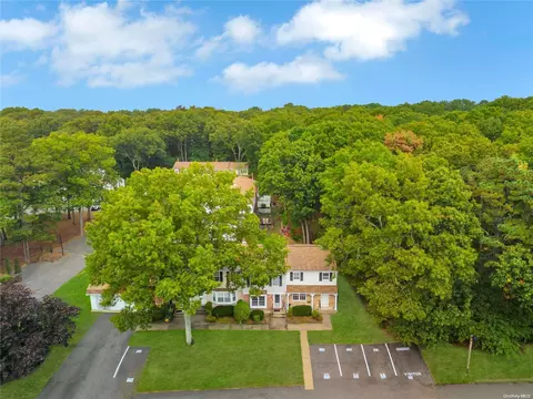 31 Thornton Cmns #31, Yaphank, NY 11980