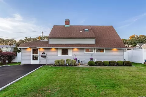 24 Deer Ln, Wantagh, NY 11793