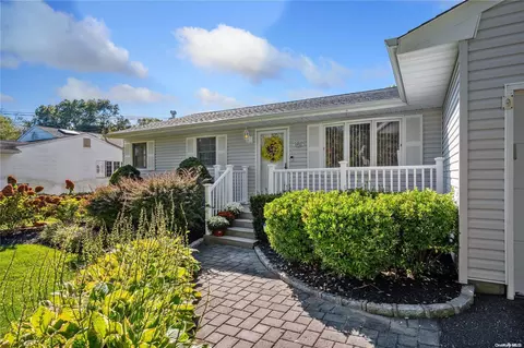 84 Seusing Blvd, Hauppauge, NY 11788