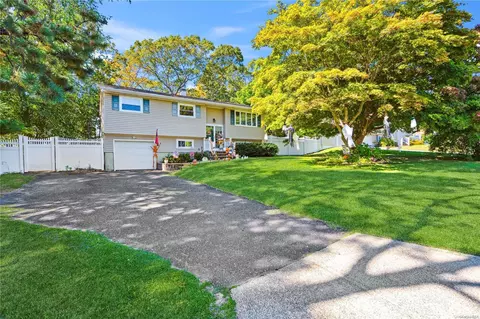 14 N Morris Ave, Farmingville, NY 11738