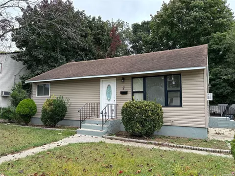 7 Prospect W St, Amityville, NY 11701