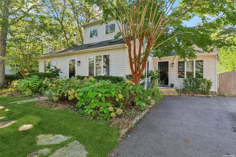 50 School St, Hampton Bays, NY 11946