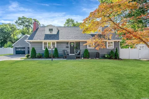 44 Pine St, Blue Point, NY 11715