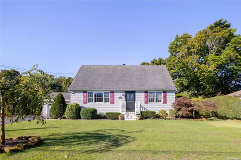 17 Circle Dr, Jamesport, NY 11947