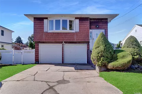 136 E 4th St, Deer Park, NY 11729