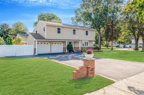 301 Mount Pleasant Rd, Hauppauge, NY 11788