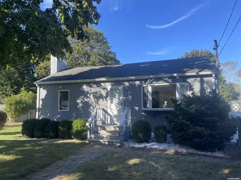 5 Hallock Rd, East Quogue, NY 11942