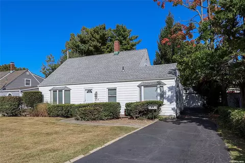 677 Bryant St, North Hempstead, NY 11590