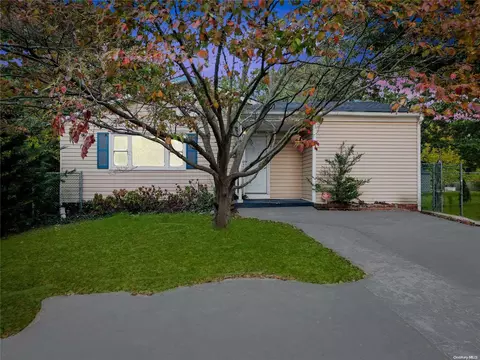 35 Westfield Rd, Coram, NY 11727