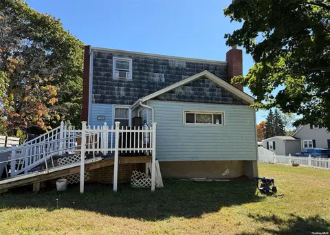 186 Smith Rd, Lake Ronkonkoma, NY 11779