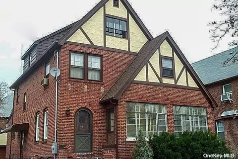49 Trafalgar Sq, Lynbrook, NY 11563
