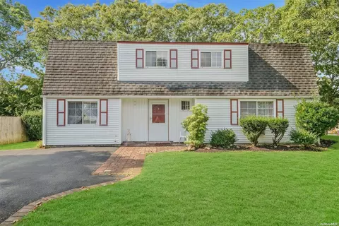 2 Newport Ave, Selden, NY 11784