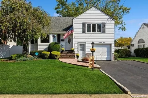 25 Westgate Rd, Massapequa Park, NY 11762