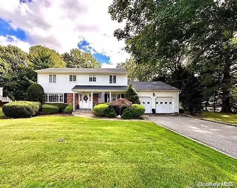 26 Hofstra Dr, Plainview, NY 11803