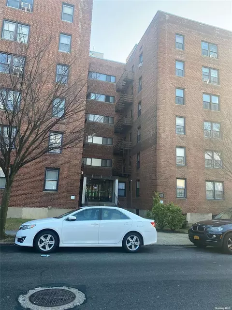 216-10 77 Ave #6M, New York, NY 11364