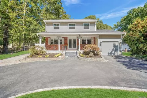 697 Meadow Rd, Smithtown, NY 11787