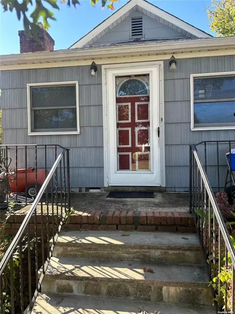 541 Beacon Ave, Lindenhurst, NY 11757