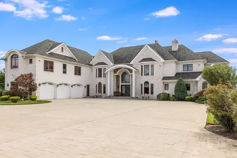 130 Wagstaff Ln, West Islip, NY 11795