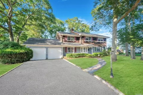 21 Swan View Dr, Patchogue, NY 11772