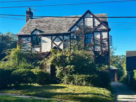 82-24 Kent St, New York, NY 11432