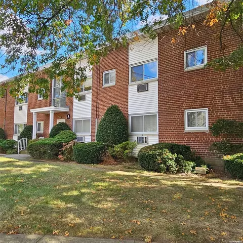125 Hempstead Garden Dr #A2A, West Hempstead, NY 11552