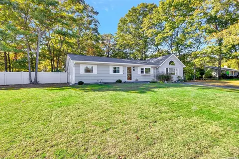22 Milldown Rd, Yaphank, NY 11980