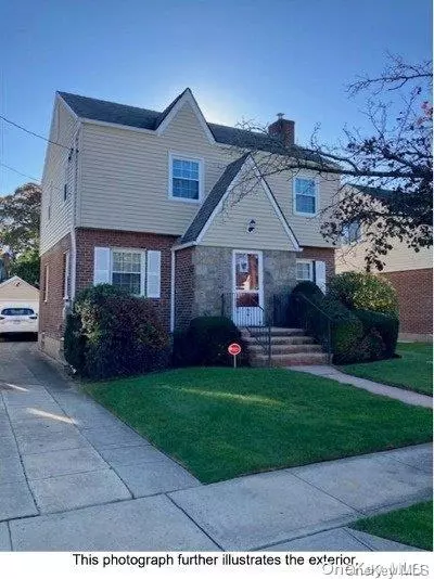 67 Union St, Valley Stream, NY 11580