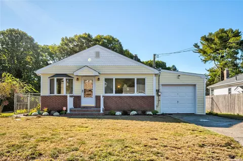 8 Cutting St, Huntington, NY 11743