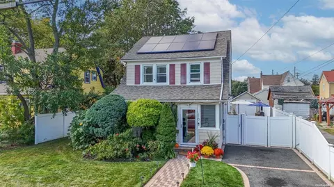 110 Parsons Dr, Hempstead, NY 11550