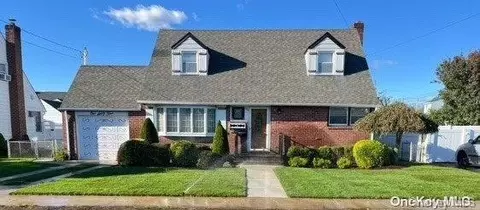 164 7th St, Hicksville, NY 11801