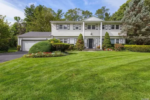 80 Hemlock Dr, North Hempstead, NY 11576