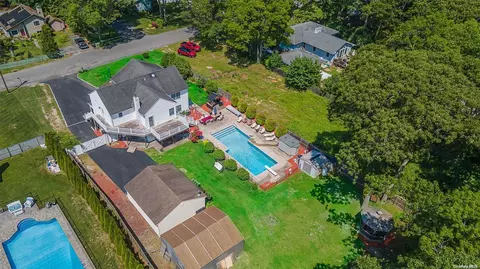 110 W End Ave, Shirley, NY 11967