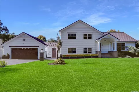18 Hemlock Ln, Bay Shore, NY 11706