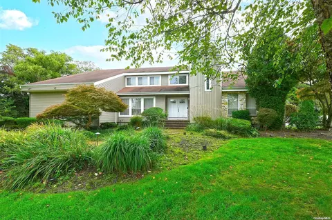 58 Villanova Ln, Dix Hills, NY 11746