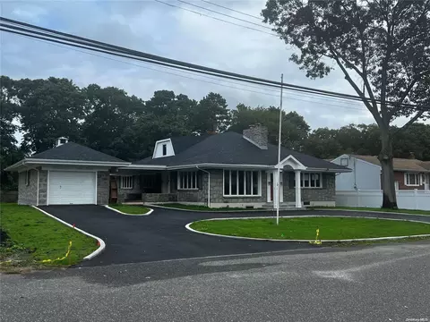 93 Lake St, Islip, NY 11751