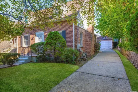 7 Jackson St, North Hempstead, NY 11050