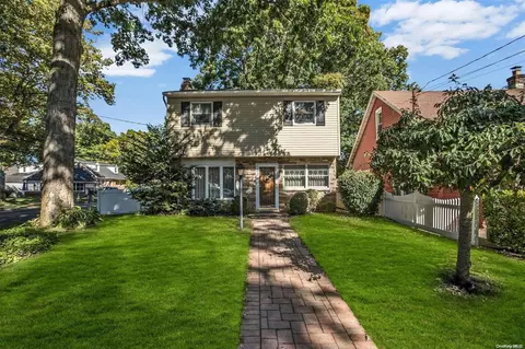 1879 Willis Ave, Merrick, NY 11566