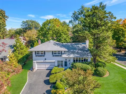 2 Solar Ln, North Hempstead, NY 11507