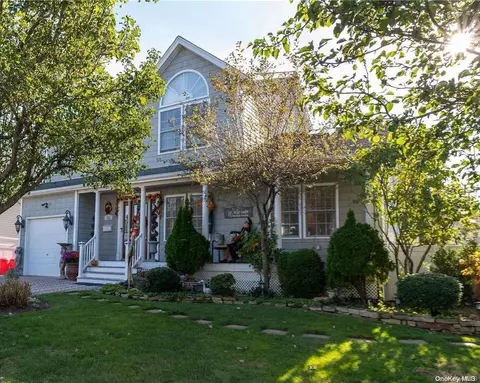 653 N Broome Ave, Lindenhurst, NY 11757