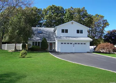 10 Lyndon Ln, Centereach, NY 11720