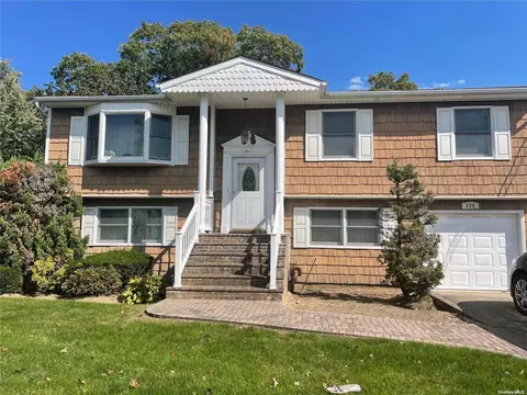 598 Centre Ave, Lindenhurst, NY 11757