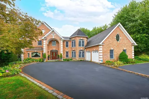 50 Clay Pitts Rd, Greenlawn, NY 11740