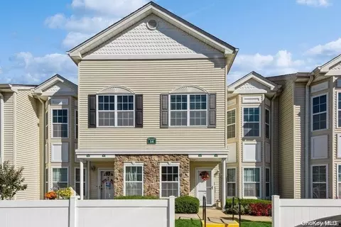 365 Spring Dr #365, East Meadow, NY 11554