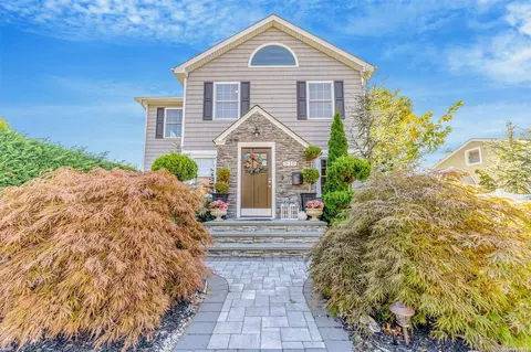 10 Stuart Ave, Amityville, NY 11701