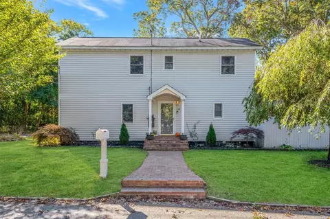 228 Blue Point Rd, Farmingville, NY 11738