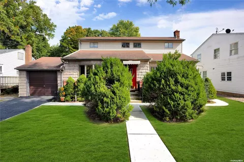83 Elm St, Hicksville, NY 11801