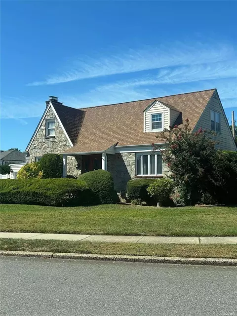 27 Walsh Ln, North Hempstead, NY 11590