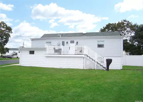 40 E Santa Barbara Rd, Lindenhurst, NY 11757