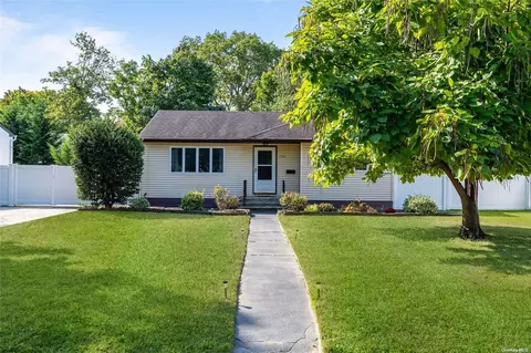 124 W 2nd St, West Islip, NY 11795